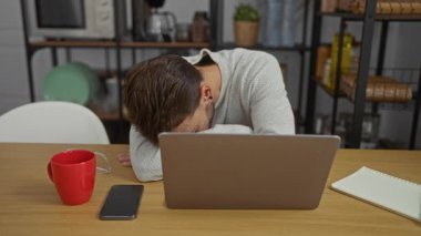 Genç adam uyanıyor ve bir ofis ortamında gözlük takıyor. Etrafı dizüstü bilgisayar, akıllı telefon ve kırmızı bardakla çevrili. Sıradan bir iş ortamını yansıtıyor..