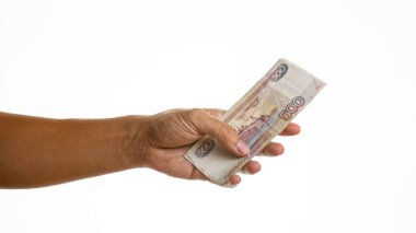 İzole edilmiş beyaz arka planda el ele tutuşan Rus Rublesi finansal konsept ve Rus para birimini gösteriyor.