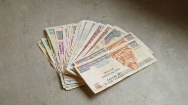 Somut bir yüzey üzerindeki Mısır banknotları, Mısır 'dan gelen para birimine odaklı bir mali temayı göstermektedir..