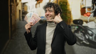 Şehrin caddesinde telefonla konuşurken gülümseyen ve elinde Thai banknotları tutan bir adam, olumlu bir mali işlem ya da açık havada iletişim öneriyor..
