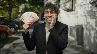 Bir şehrin sokaklarında Thai banknotlarını elinde tutarken gülümseyen adam, mutluluğu ve finansal başarıyı temsil ediyor..