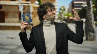 Kanada pasaportu taşıyan bir adam şehir sokaklarında güven içinde gezmeye hazır olduğunu ve kimlik doğrulaması yaptığını gösteriyor..