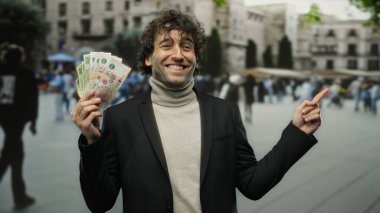 Şehrin sokaklarında İspanyol bir adam Arjantin pezosu tutuyor. Etrafı şehir çevresi ve insanlarla çevriliyken gülümsüyor ve işaret ediyor. Açık havada zenginlik ve mutluluk sergiliyor..