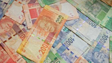 Nelson Mandela 'nın çeşitli mezhepleri ve resimlerinin yer aldığı Güney Afrika banknotları, para biriminin canlı tasarımı ve çeşitliliğini vurguluyor.
