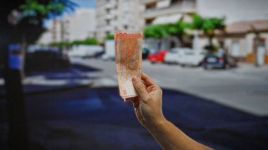 Filipinli pezoların el ele tutuştuğu açık hava banknotları, şehir sokaklarında para değişimi ve yatırım konsepti..