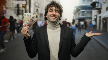 Arjantin pezosu tutan İspanyol bir adam, kalabalık bir şehir caddesinde kollarını açmış para birimini sunarak, şehir yaşamındaki finansal bolluğu vurguluyor..