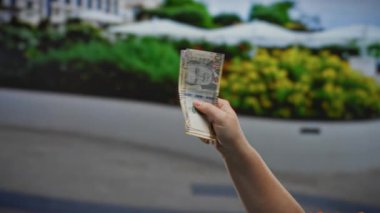 Peru banknotlarını şehir merkezindeki bir sokakta elinde tutan kadın para ve finansal konsept sergiliyor..
