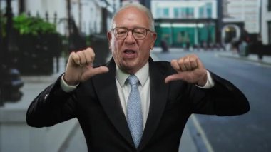 Takım elbiseli kıdemli bir adam şehir sokaklarında şehir ortamında kendine güven ve pozitiflik yayıyor..