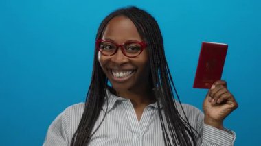 Mavi arka planda Polonya pasaportu taşıyan gülümseyen bir kadın gözlük ve çizgili gömlek giyerken kimlik ve seyahat olanakları gösteriyor.