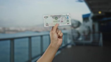 Deniz manzaralı gezgin gemisinde erkek el ele tutuşmuş paralar sergileniyor..