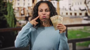 Roma harabelerinin yanında elinde Brezilya banknotlarıyla gülümseyen bir kadın İtalya 'nın tarihi caddelerinde orta yaş mutluluğu sergiliyor..