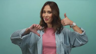 Değişik iletişim ve ruh hali kavramları sergileyen, canlı yeşil bir arka plana karşı karışık duygular besleyen bir kadın..