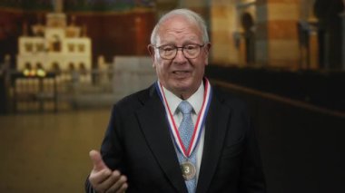 Takım elbiseli üst düzey bir adam kilisenin iç kısmında el ele tutuşarak, duyguları ifade ederek, bulanık bir arkaplanla, gururlu bir anı yakalıyor..