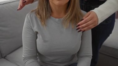 Anne ve kızı sıcak bir oturma odasında birbirlerine sevgi ve aile bağlarını gösteriyorlar..