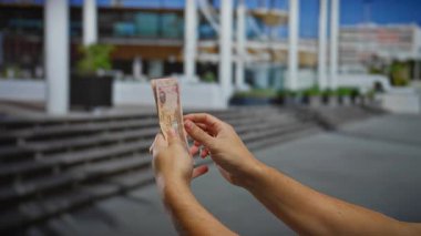 Elleri uae dirham açık şehir notaları modern mimari ve karayolu yakınındaki, ekonomik konsept ve mali işlemleri gösteren.