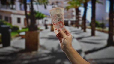 Kentsel sokak ortamında el ele tutuşan Singapur banknotları para yatırımı ve iş kavramını gösteriyor..