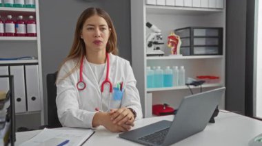 Klinikte elleri şokta olan, üniformalı, ağzı kapalı, beyaz kadın bir hata ya da sır ortaya çıktı.?