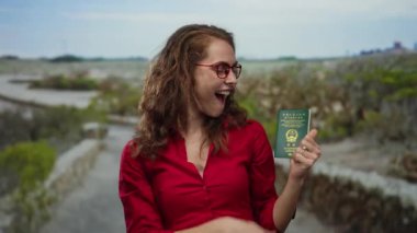 Parkta elinde Çin pasaportu olan genç bir kadın..