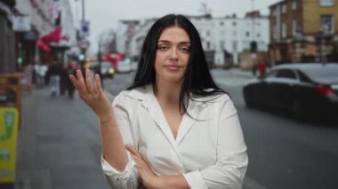 Kalabalık bir şehir caddesinde kendine güvenen bir kadın, araba olarak kendine güven yayıyor ve insanlar etrafındaki kentsel çevrede geziniyor..