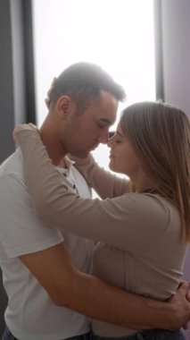 Evde sevgi ve ilişki tasvir eden bir çift, ev içinde kadın ve erkekle birlikte oturma odasında samimi bir ortamda..