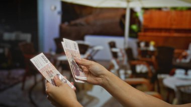 İzlanda Krona 'sını elinde tutan adam şehir terasında açık hava banknotları tutuyor, bir şehir kahve dükkanına yatırım ya da iş yapmayı öneriyor..