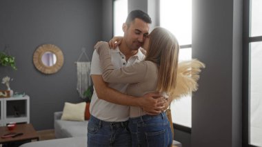 Kadın, rahat bir dairede erkeği öpüyor. Romantik ve sıcak bir atmosferi, modern bir iç mekan ortamında sevgi ve bağlantıyla büyütüyor..