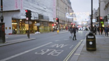 Londra 'nın bulanık kış sokak sahnesinde Bokeh ışıkları arasında yürüyen insanlar Birleşik Krallık' taki kentsel yaşamı ve mevsimsel ambiyansı gözler önüne seriyor..