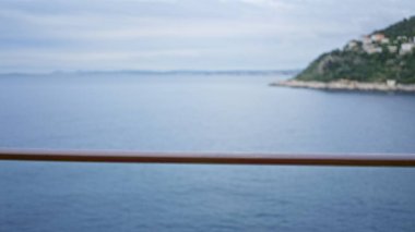 Okyanus manzarası bulanık. Seyyar gemi balkonundan. Odaklanamayan sahil şeridi sakin deniz yolculuğu sırasında arka planda..