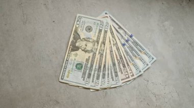 Finansal kavramları gösteren somut yüzey üzerindeki ABD doları banknotları