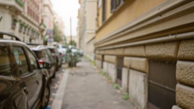 Eski Roma 'daki caddenin bulanık görüntüsü, çözülmüş bokeh etkisi, açık hava atmosferi ve mimari detaylar ile İtalya.