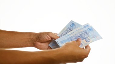 Tayland 'da izole edilmiş beyaz bir zemin üzerinde Tayland baht banknotlarını tutan el ele tutuşmalar, döviz kurunun portrelenmesi veya mali işlemler