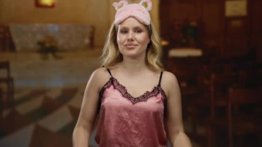 Gece kıyafetli genç bir kadın Katolik kilisesinde elleri ile neşeli bir şekilde yüzünü örtüyor. Huzurlu ve ruhani bir ortamda masumiyet ve merakın bir karışımını yakalıyor..