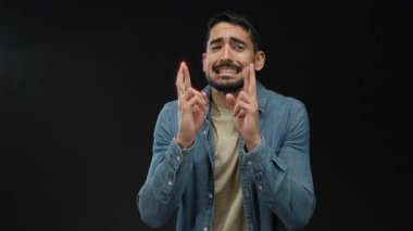 Siyah arkaplan yerine kot ceketle umut ifade eden genç adam beklenti ve umutları tasvir ediyor..