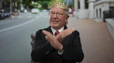 Takım elbiseli kıdemli bir adam sokakta dikiliyor, kendine güven ve otorite yayıyor..