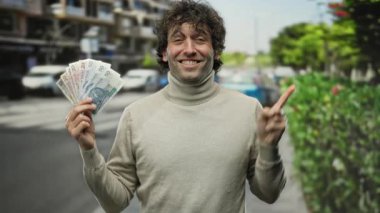 Sokak ortasında Polski Zloty banknotlarıyla gülümseyen İspanyol bir adam neşeli bir tavırla refah ve başarı öneriyor..