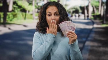 Meksika pezosu olan orta yaşlı bir kadın şehir sokaklarında şaşırmış görünüyor..