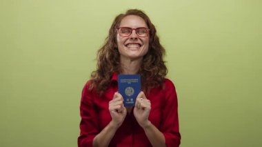 Sarı arka planda gülümseyen Kore pasaportu taşıyan kadın, canlı bir sahnede kimlik ve seyahat duyguları sergiliyor..