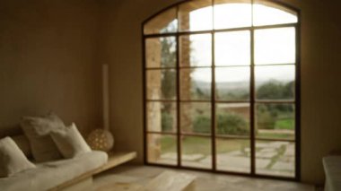 Lüks Akdeniz evi. Bulanık mobilyaları ve geniş penceresi var. Rahat bir dinlenme odasına odaklanan sakin bir iç mekan ortamında manzaralı açık hava manzarası sunuyor..