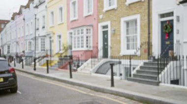 Chelsea 'deki bulanık Londra caddesi rengarenk evlerle dolu. Parlak bir sonbahar arkaplanı oluşturuyor..