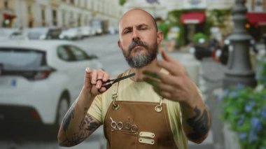 Dövmeli berber, kentin hareketli caddesinde cesurca makas yapıyor.