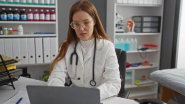 Klinikte çalışan beyaz önlüklü kadın doktor, boyun ağrısı çekiyor. Etrafı tıbbi malzemelerle çevrili. Düşünceli ve odaklanmış bir ifade sergiliyor..