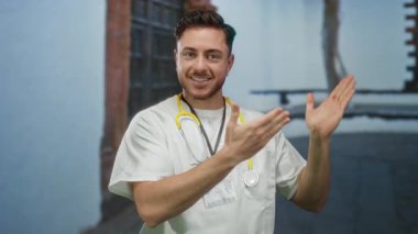 Şehir sokaklarında steteskopla gezen genç bir doktor, kendine güveni ve dostluğu olan bir şehirde tıp mesleğini gösteriyor..