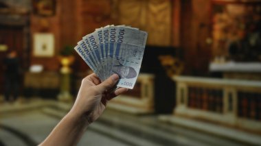 Güney Koreli bir adamla el ele tutuşarak kilise ortamında para kazandı..