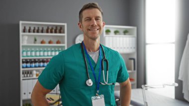 Hastane odasında arka planda raflarla duran kendinden emin bir doktor.