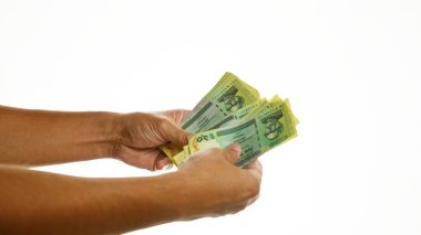 Bangladeshi Taka 'yı elinde tutan kişi, mali işlem veya tasarruf kavramını betimleyen beyaz arkaplan üzerinde