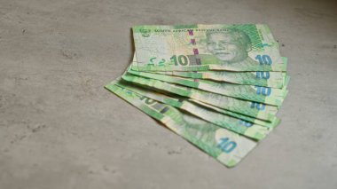 Nelson Mandela 'nın Güney Afrika' da finansal işlemleri ve para birimini sembolize eden somut bir yüzeye yayıldığı Güney Afrika banknotları.