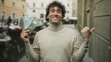 Bangladeş banknotları tutan, yan tarafları gösteren, finans başarısını ve şehir yaşam tarzını temsil eden, kenar mahallelerde güvenle gülümseyen İspanyol bir adam..