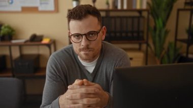 Gözlüklü yakışıklı adam modern içişleri ofisinde bitki ve kitap raflarıyla profesyonel ve şık bir ortam yaratıyor..