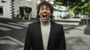 Şehir sokaklarında enerjik bir şekilde gülen, neşeli bir ifadeyle, spor ceket giyen, neşe veren ve canlı bir şehir atmosferi olan bir adam..