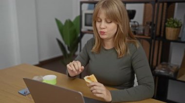 Rahat bir ofis ortamında, rafları, laptopu ve bitkileri olan bir kadın rahat bir çalışma ortamı sergiliyor..